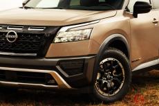 タフ顔強調の5m級日産新型SUV「パスファインダー ロッククリーク」発表！ ゴツタイヤで武装 2022年内に米で発売