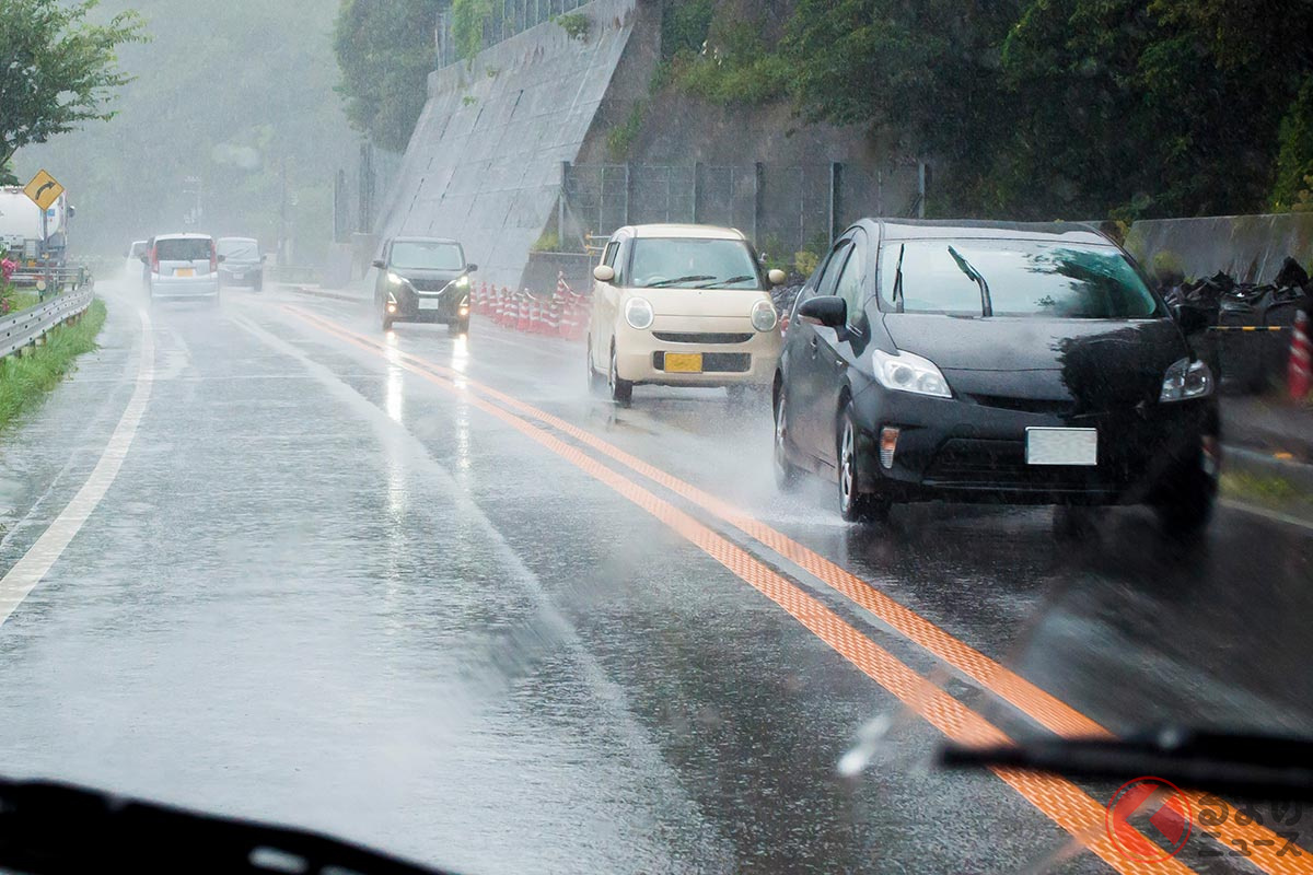 窓の「油膜」雨の日になぜ危険？ 梅雨対策でやっておきたいクルマの簡単メンテナンスとは