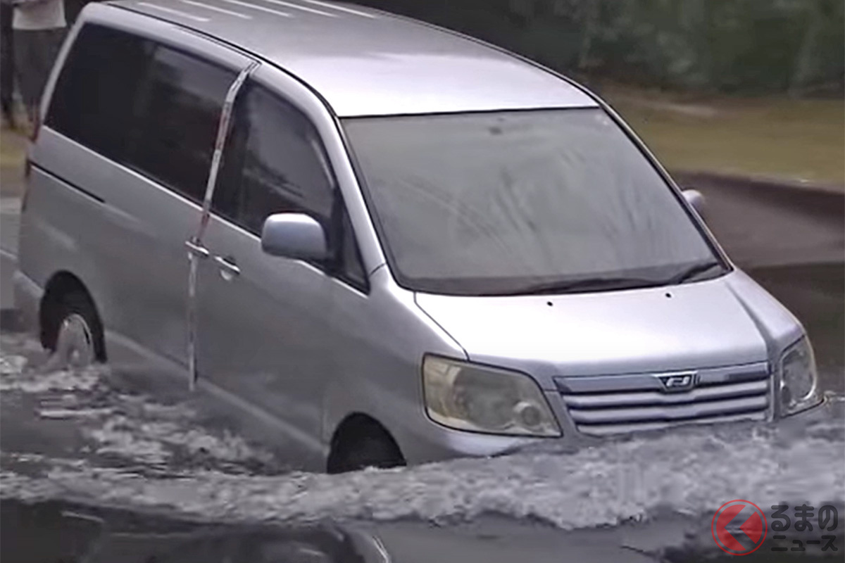 「水没するとドアが開かない!?」JAFが梅雨入り目前に警鐘！ 集中豪雨時に気を付けたいポイントとは