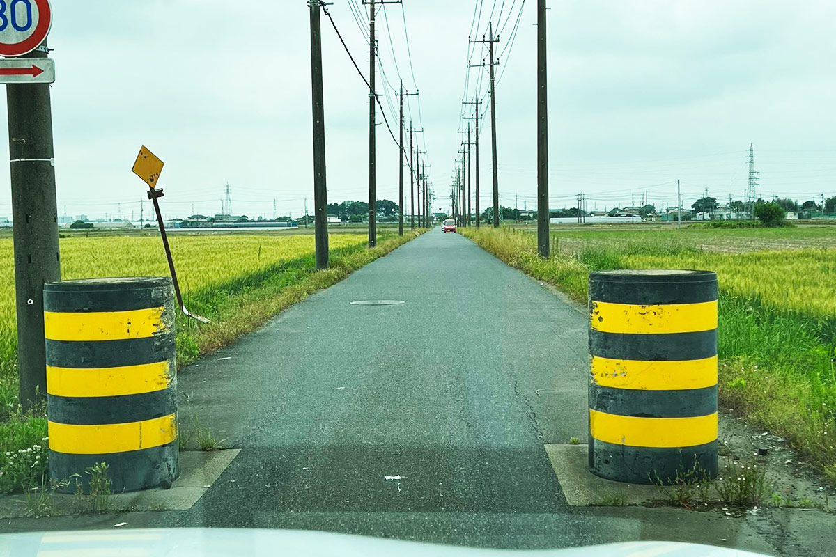 「ぶつけない？」なぜ激狭「道路」存在？ 擦る人続出でも車幅ギリギリにポール設置する理由とは