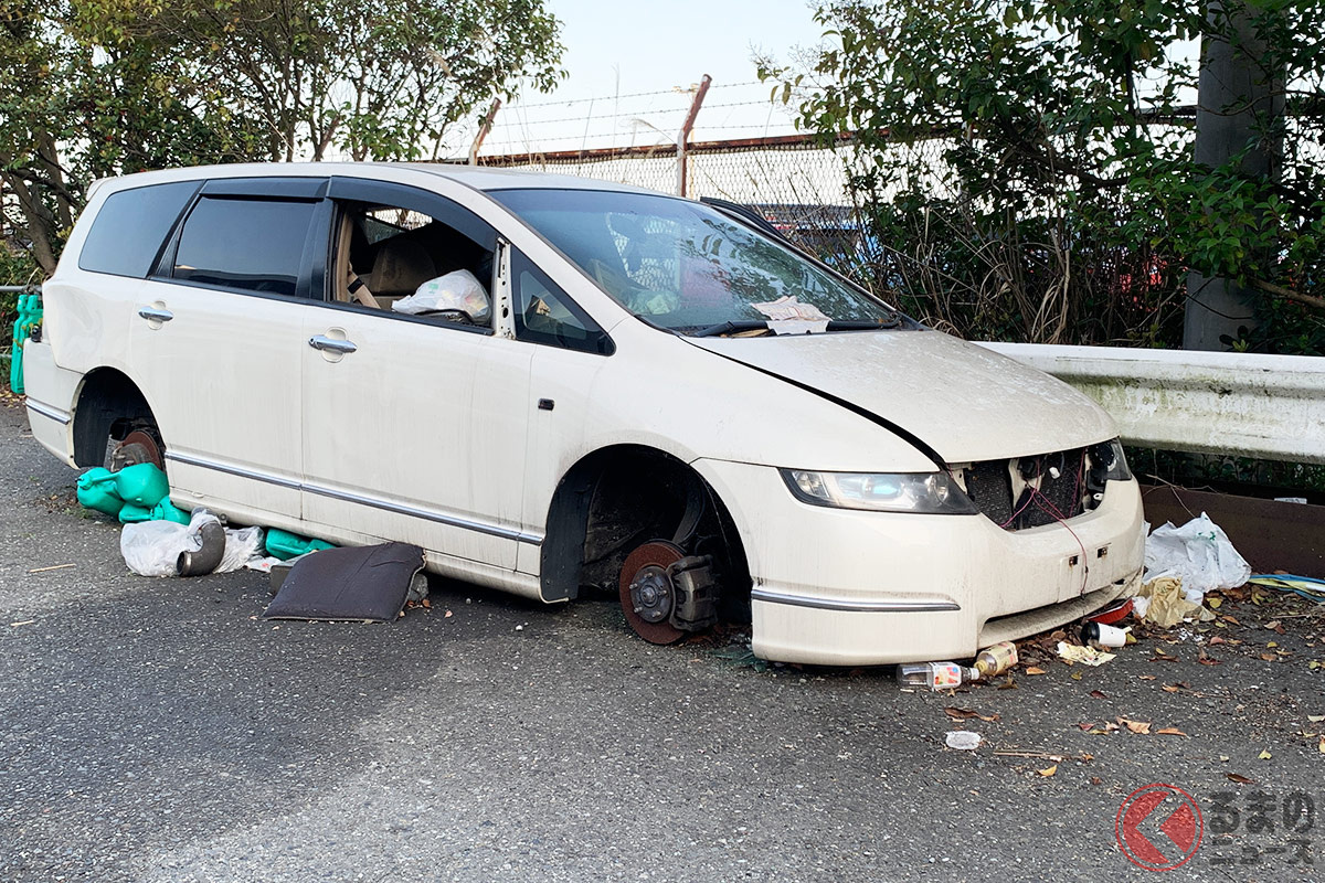 なぜ大黒ふ頭に「ナンバー無し車」放置？ 軽から高級車まで無惨な状況も！ 長期間放置される理由とは