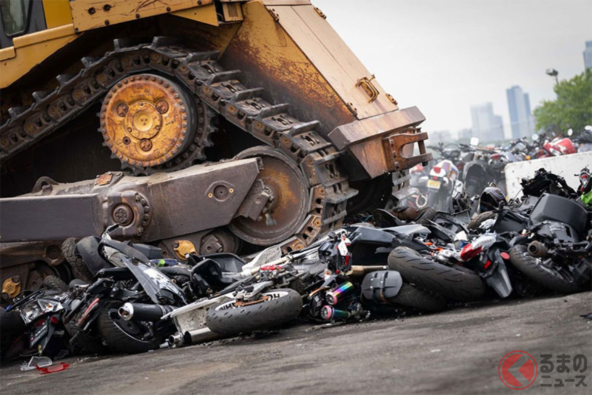 なぜ「900台」のバイクをグシャと破壊!? 「うるさい奴」対策を強行実施！ NY市長が命じた内容とは