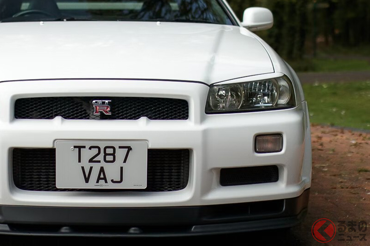 20年モノのR34「GT-R」が2000万超え！ 見たことある「シール」も残存!? 英国に旅立ったばかりの絶品個体とは