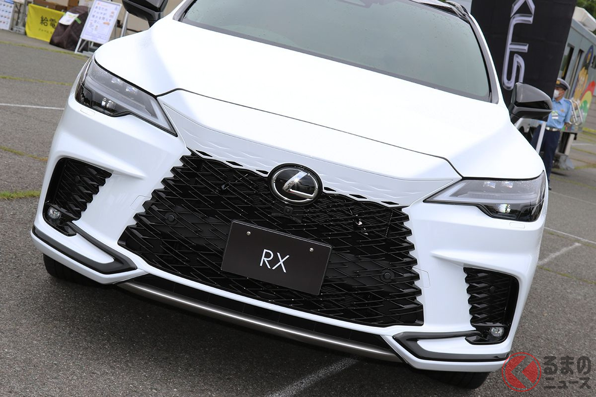 レクサス新型SUV「RX F SPORT Performance」実車初公開！ 豪華仕様をヒッソリ展示！ 存在感スゴイモデルとは