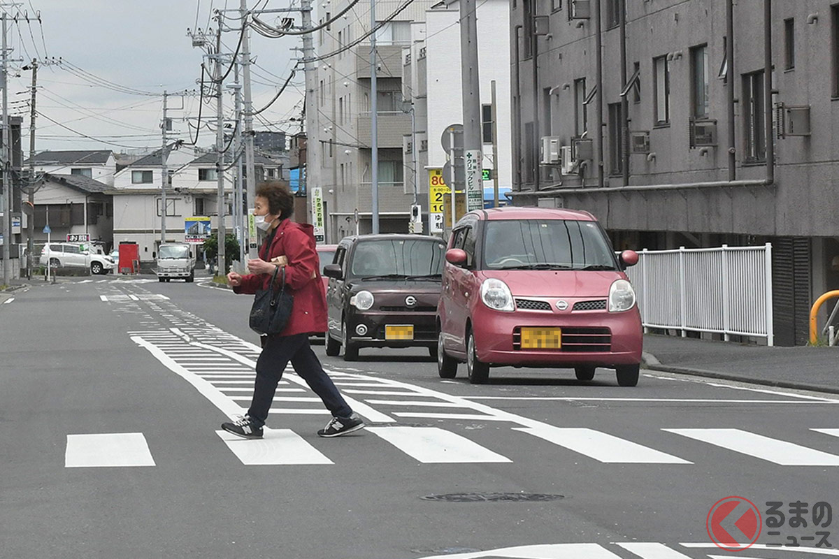 なぜ「歩行者に譲られたのに…」違反認定？ 妨害ではないのに青キップの謎！ 警察の見解はいかに