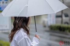 急な雨「オープンカーは傘OK？」 走行中に「傘差し」は何違反？ ゲリラ豪雨の予知する方法とは