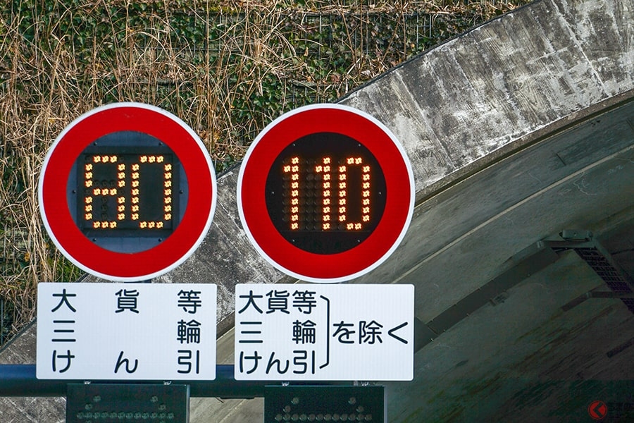 「車の法定速度」時速何kmまでオーバーしても良い？ “1km超え”もダメ!? 元警察官の見解は