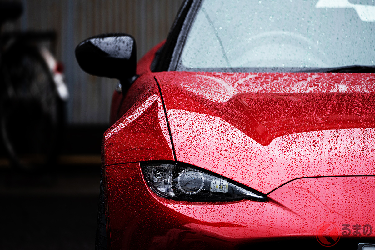 なぜ「雨の日に洗車」勧める？ ガソリンスタンドで強く推奨する理由は？ 雨で汚れは落ちないの？