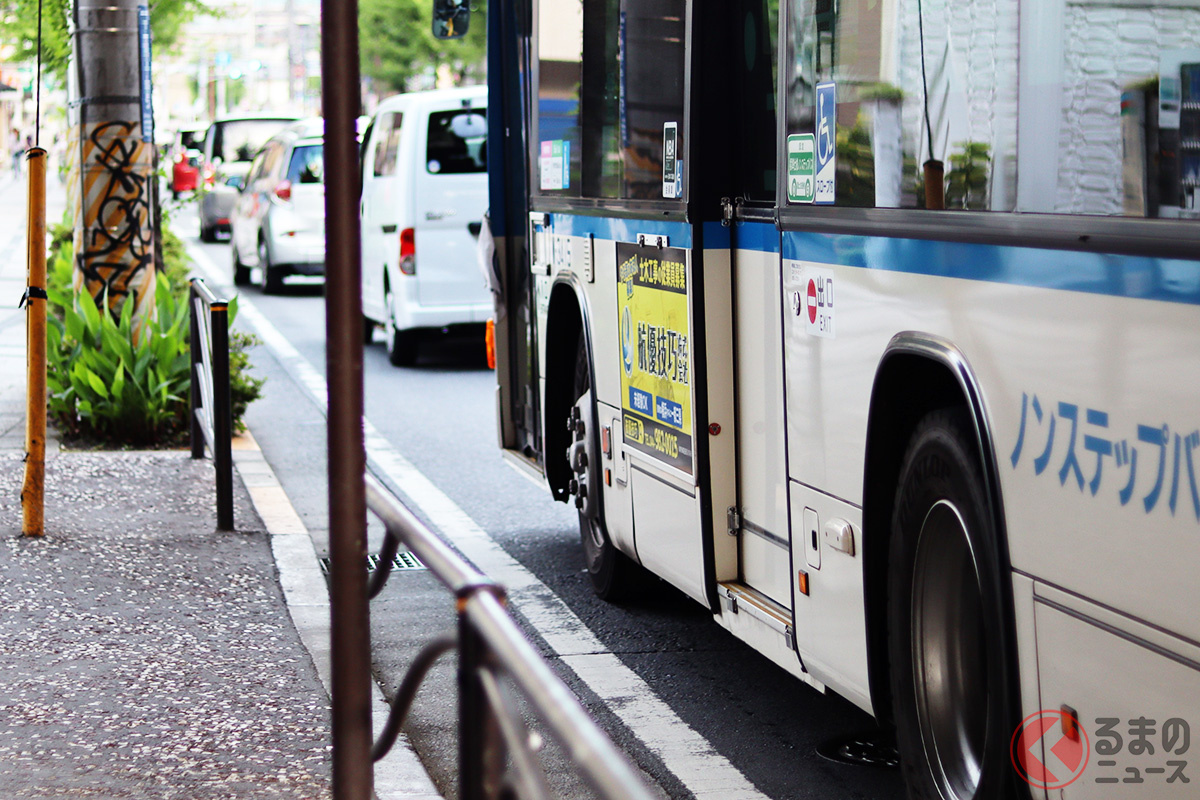 バスがウインカー出したら譲らないと「違反」!? 現役バス運転手が語る！ やりがちな「妨害運転」の実態とは