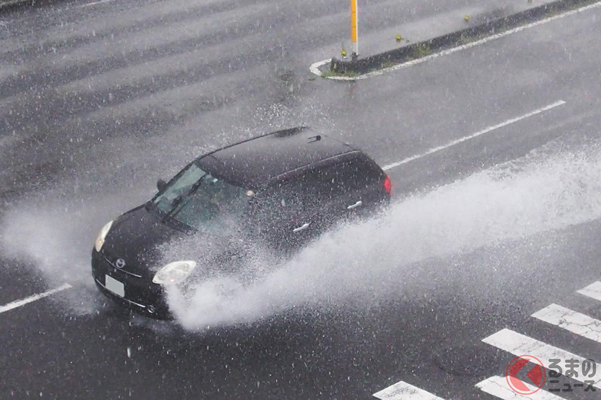 反則金6000円も!? 意外と知らない？ 「泥はね・水はね運転」違反だった！ 歩行者は被害受けるも“泣き寝入り”するしかない？