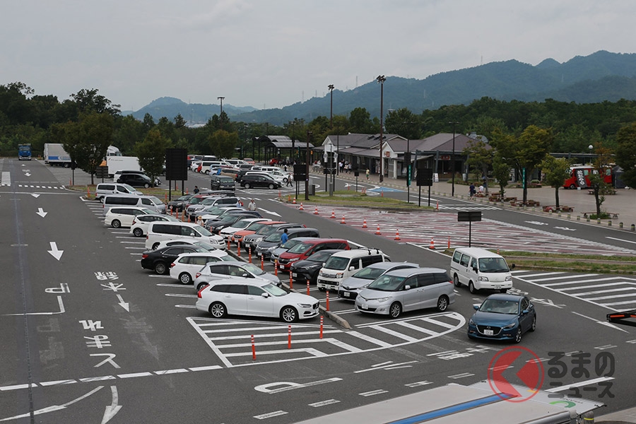 なぜSA・PAは「斜め駐車枠」多い？ 初見だと逆に戸惑う？ 「前進」「後退」正解はあるのか