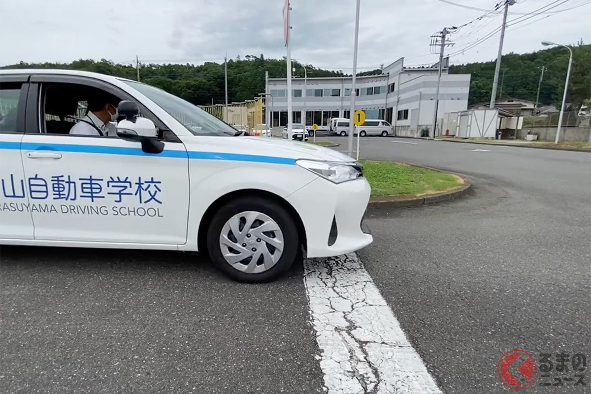 教習所じゃ「一発アウト！」 街でよく見る「止まったつもり運転」SNSで話題！ 意外と“誤認識ドライバー”多い!?