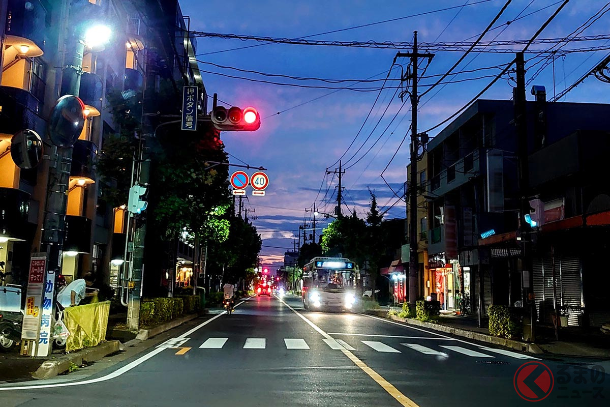 クルマのライトはいつ点灯すべき？ 「夜間点灯義務」も何時から夜間？ 事故増加の薄暮時に気をつけるコトとは