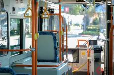 路線バスは「シートベルト着用ナシ」で良いのはなぜ？ 安全性は大丈夫？ 乗用車は「全席義務」だが進まぬ「後席着用」の実態とは