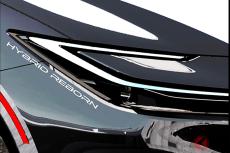 トヨタが「新型ハイブリッドモデル」SNSで一部公開!? 「コの字ヘッドライト」で存在感ある「クーペスタイル」を11/16に発表か