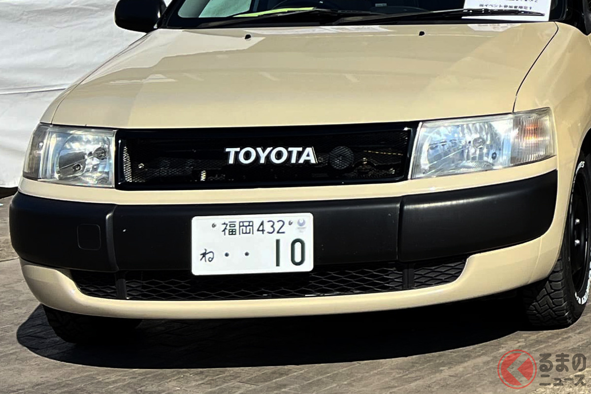 なぜ？ キャンプ女子が「動くホテル」を実車展示!? 「TOYOTAロゴ」装着の斬新バン「快適仕様」が凄い？ 写真映え間違いないカスタムカーとは