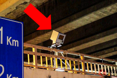 「ドキッ！」歩道橋上の“謎装置”は「オービスにあらず!?」 ドライバーを驚かせる「カメラ」の正体とは