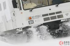 大雪「立ち往生」で活躍！ 雪道進む自衛隊のハコ型車両が凄い！ 冬季に存在感示す「10式雪上車」とは