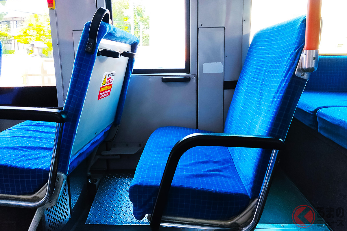 なぜバスの座席は「青」が多い？ ネット検索は「青色」ばかり… 利用者に配慮された車内ルールとは