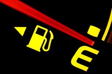 ガス欠「反則金9000円」知ってた？ 一般道／高速道で異なる道交法 もし「給油ランプ」点いたら残り何キロ走るのか