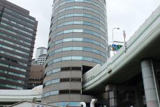 大阪ど真ん中の“奇景”「ビル貫通高速」なぜできた？ 誕生のウラにあった駆け引きとは