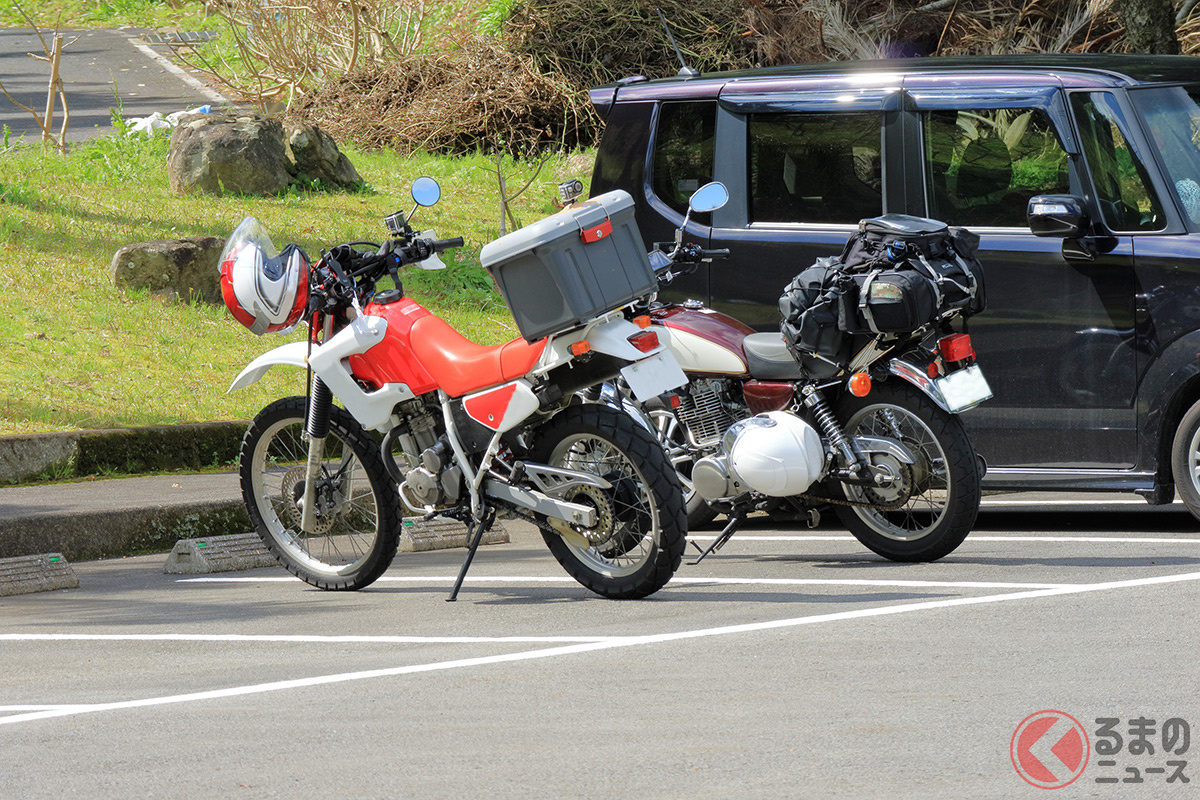 二輪車用スペース満車…「四輪車用駐車マス」にバイク駐車してもいい？ 駐車の正しいルールは