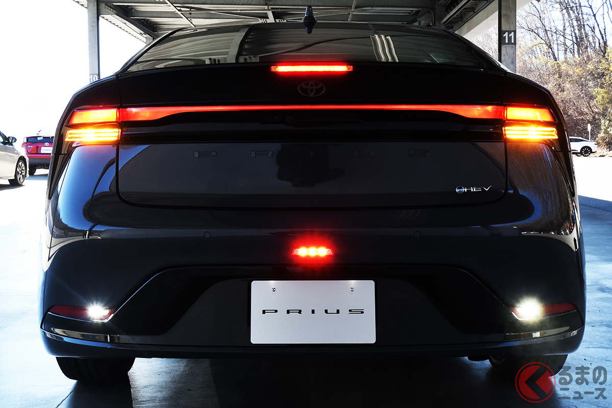新型プリウス　テールライト赤 なぜ「赤い横一文字」に光る？ トヨタ新型「プリウス」の謎