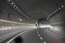 高速道路のトンネルに“新たな仕掛け”！ 新東名のドライバーが「つい天井に注目してしまう」理由とは