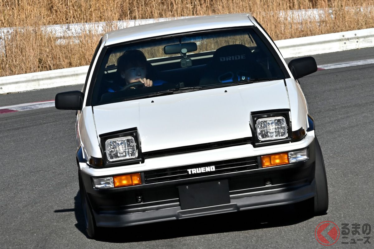 トヨタが「AE86 2人乗り＆MT仕様」を世界初公開、なぜ？ 発売から40年目…水素＆EVで華麗に ドリフトするハチロクを展示した理由｜Infoseekニュース