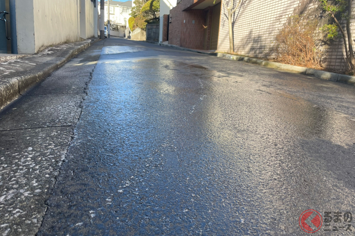 朝、凍ってても気づかずツルッと!? 特に要注意な「黒光り路面」とは ノーマルタイヤ走行で「反則金6000円」知ってた？