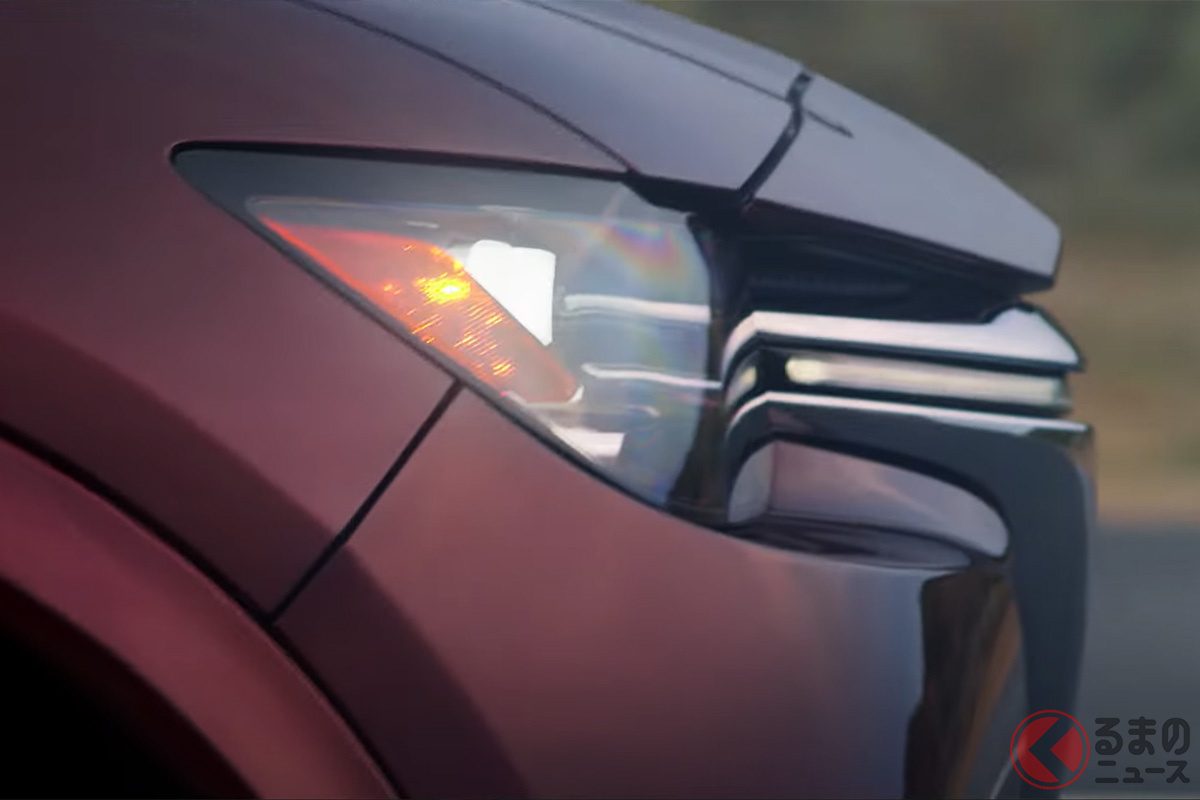 赤いボディ“チラ見せ”な新型「高級3列SUV」 マツダ「CX-90」まもなく全貌明らかに!? どんなモデルで登場？