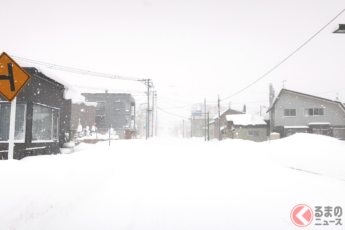 歩道が大雪で歩けない！ こんな時「車道」歩いても問題ない？ 注意すべきことは