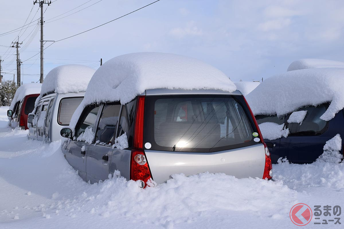 大雪でクルマが埋もれた！ 降雪前に準備が必要!? 雪まみれのクルマを救出する方法は？