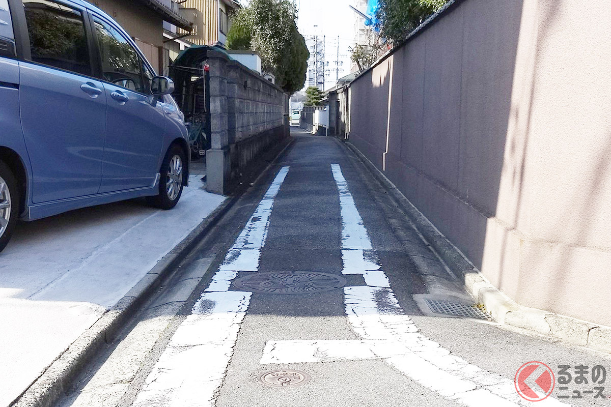 「車通れんやろ！」 “スマホ3台”幅の「日本一狭い車線」存在！ ご丁寧に「路側帯」標示の激セマ道路がSNSで話題に