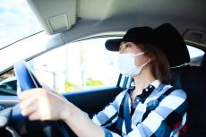 クルマの「花粉対策」カーエアコンは「外気導入」が良いってホント？ 花粉を車内に侵入させない方法とは