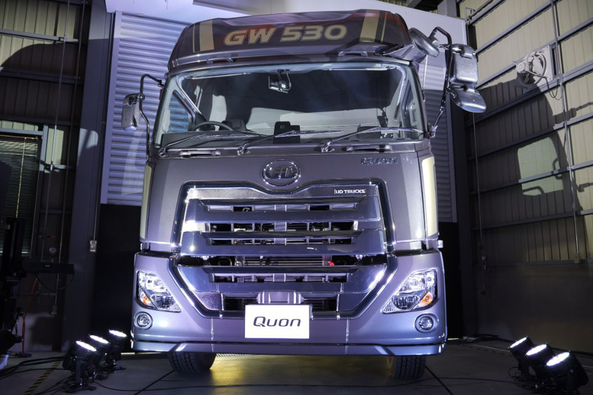 「凄い…」 全長約7m＆10輪仕様に乗ってみた！ 新型「クオンGW6×4」は40t荷物も楽々？ 普通車並の操作感とは