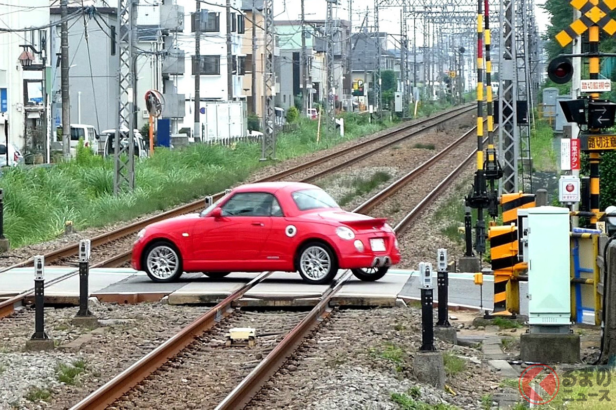 踏切前での「窓開け」しないと違反？ 教習所で指導されるもやる人皆無… なぜ「窓開け」が推奨されるのか