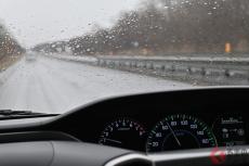 「クルマの内窓」なぜ梅雨にくもる？ 水道水を使った水拭きNG！ 事前にできる車内の雨対策とは