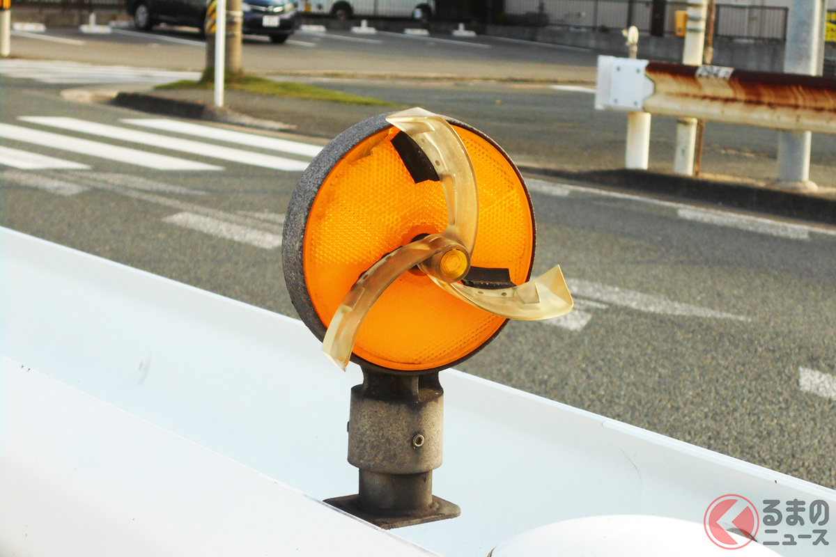 道路の「オレンジ色の反射板」なぜ設置？ 「羽根付き」の意味は？ 知られざる「デリネーター」の役割とは