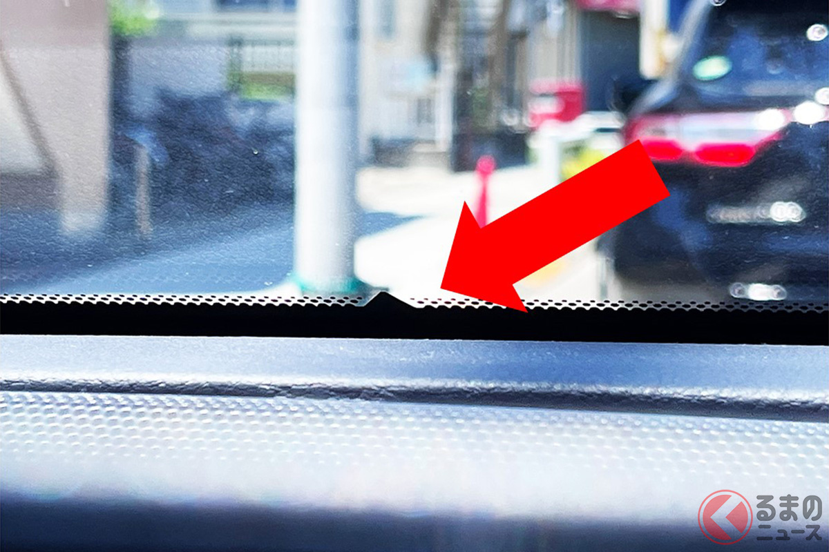 窓ガラスの謎「▲マーク」なぜ存在？ 小さな三角の意味とは