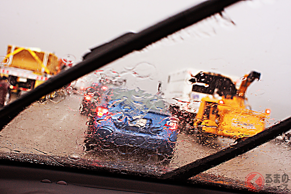 雨で視界が悪い！ 車の窓「ギラギラ」に「ウーロン茶」が効くって本当？ 「油膜」を除去する方法は