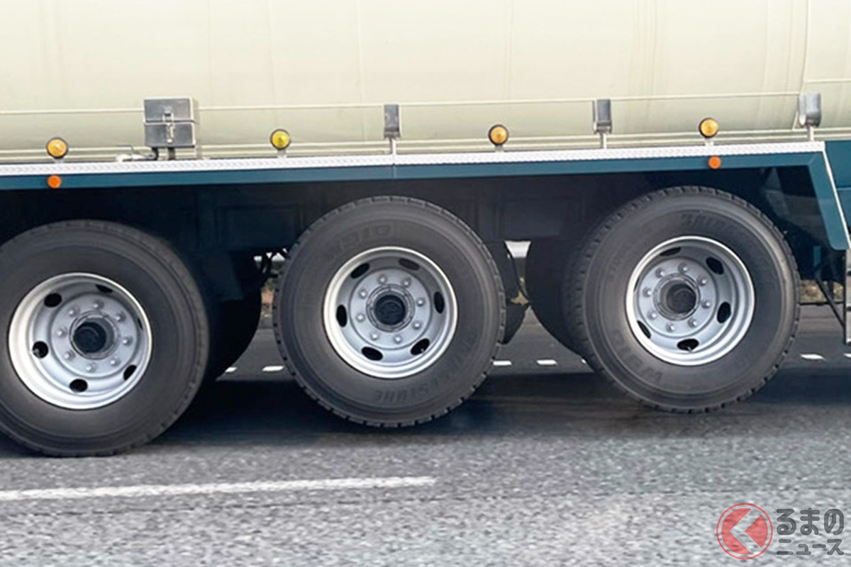 大型トラックに付いている「謎の浮くタイヤ」どんな意味？ 故障じゃないの？ タイヤが浮くワケとは