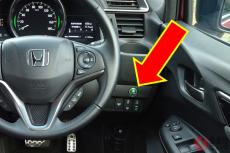 ホンダ車に付いている「謎の緑ボタン」何の意味？ オンにしないでも良いの？ 実は燃費向上ボタンだった！