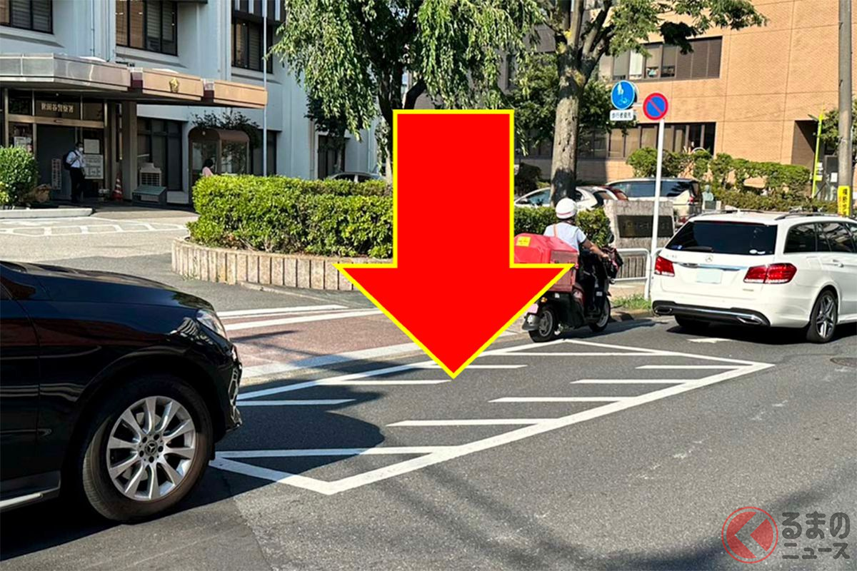 道路にある「謎の白い斜線」のルール“意外に知らない人”多い？ クラクション鳴らされる事例多発？ 「停止禁止部分」とは