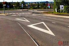 道路に描かれた「謎の三角マーク」どういう意味？「横断歩道」じゃない不思議な路面標示の正体とは！ 分かりにくい交差点で大活躍
