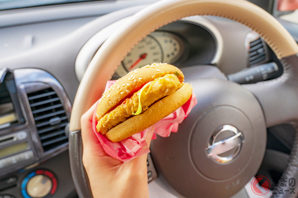ヤバっ…「車内で食べこぼし！」 ついうっかりが「消えない悪臭」の原因にも!? 夏のドライブの「後始末」どうやればイイの？
