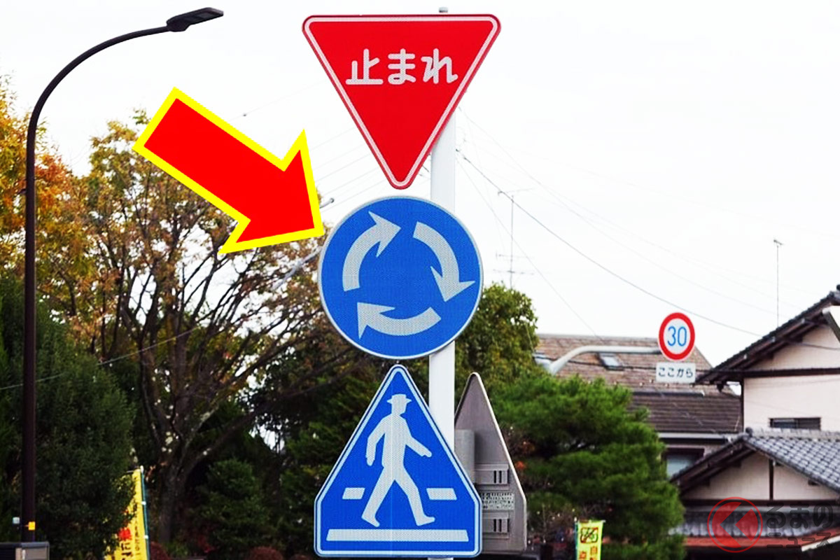 道路脇にある「謎のぐるぐる標識」意味はナニ？ 「回れ右？」 徐々に増えてる看板の正体