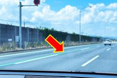 高速道路にある「謎の緑線」何のため？ 黄線と違い跨いで良いの？ 知っておきたい役割とは