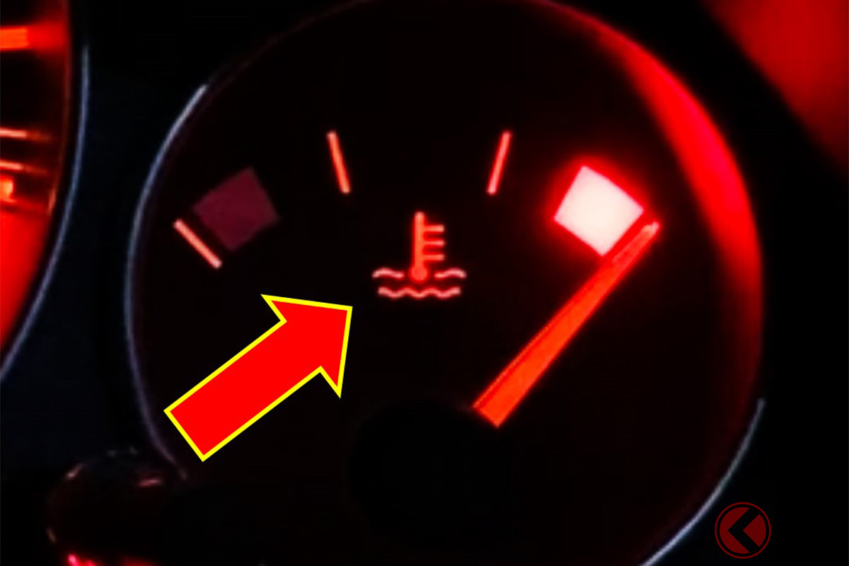 クルマに「謎のヨット」点灯、なぜ？ 赤でも青でも要注意！ 可愛いアイコンで気をつけるべき理由とは