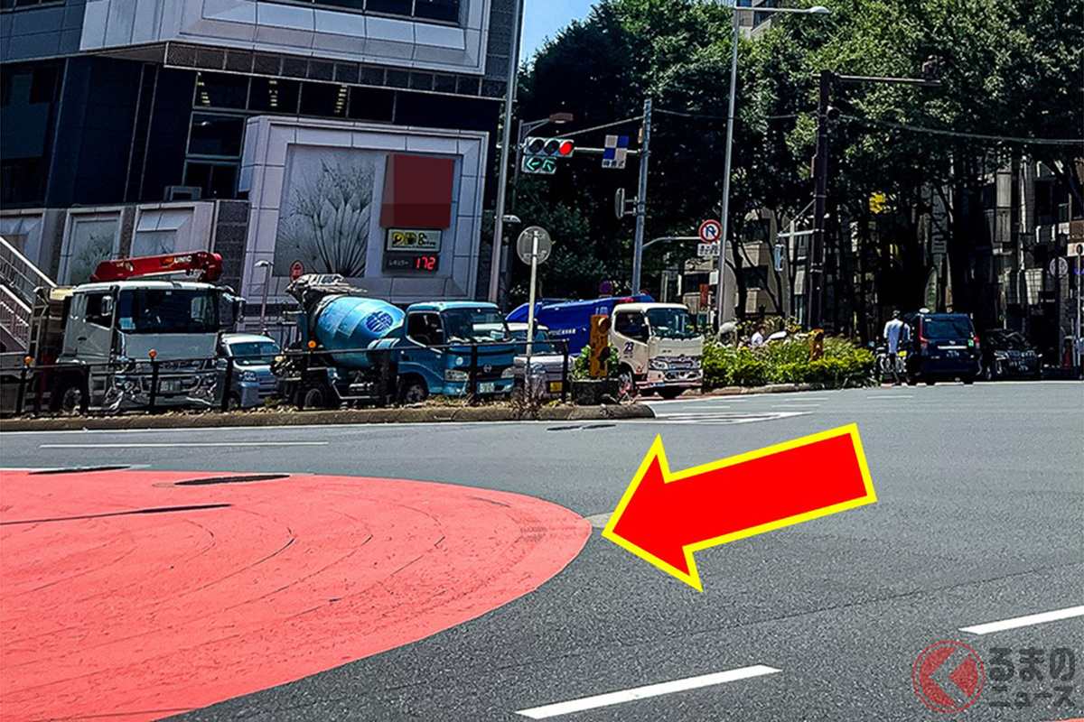 道路の一部が「謎の赤色」何のため？ 実はひとつじゃない理由… 効果絶大な色の意味とは